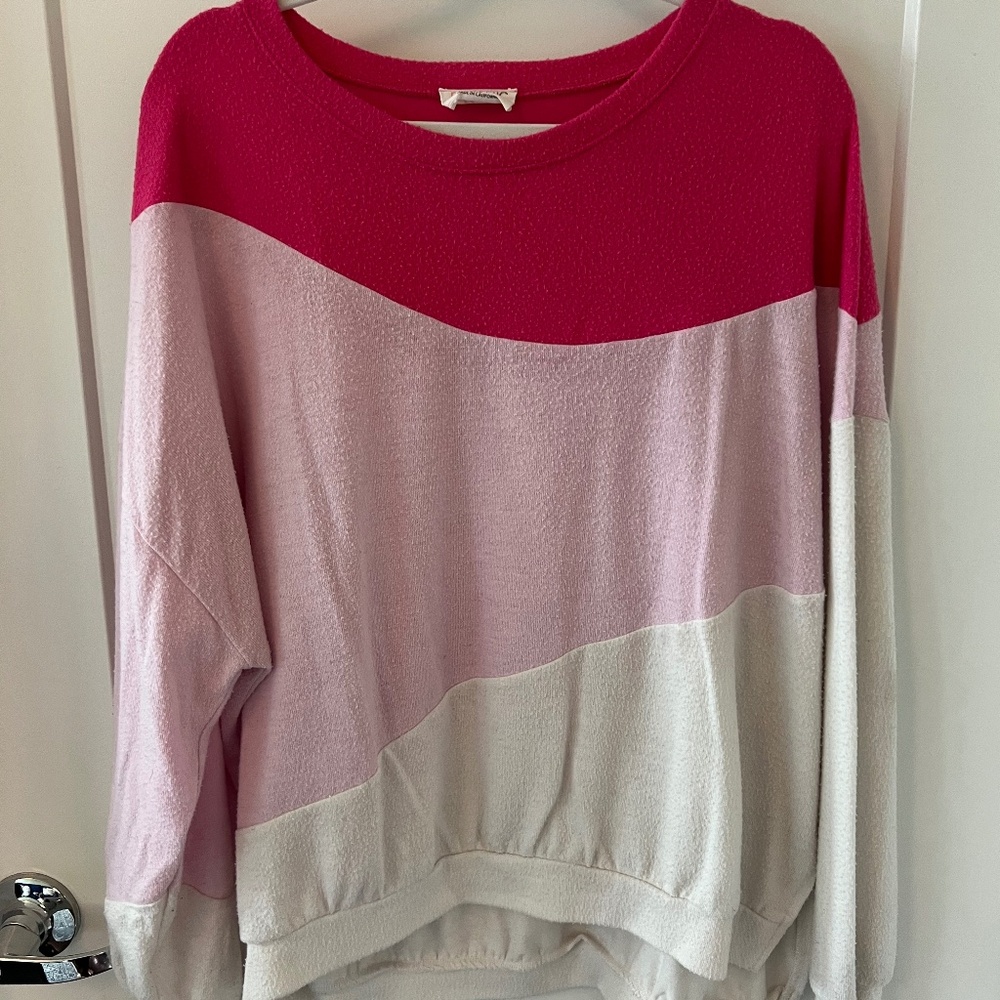 Fantastic Fawn Boutique Red & Pink Top Size Large.